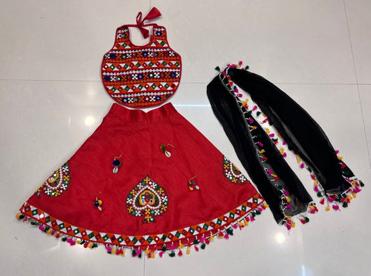 Lehenga de célébration Navratri rouge design cœur en soie artificielle avec pampilles multicolores enfant