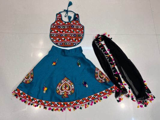 Lehenga de célébration Navratri bleu paon design cœur en soie artificielle avec pampilles multicolores enfant