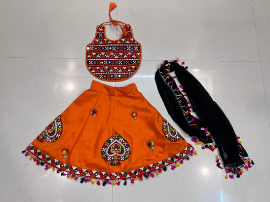 Lehenga de célébration Navratri orange design cœur en soie artificielle avec pampilles multicolores enfant