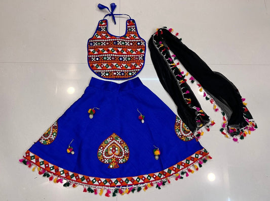 Lehenga de célébration Navratri bleu électrique design cœur en soie artificielle avec pampilles multicolores enfant
