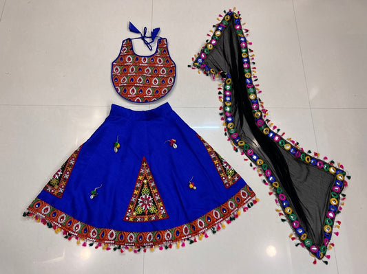 Lehenga de célébration Navratri bleu électrique design triangle en soie artificielle avec pampilles multicolores enfant