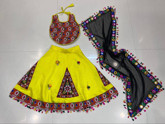 Lehenga de célébration Navratri jaune fluo design triangle en soie artificielle avec pampilles multicolores enfant