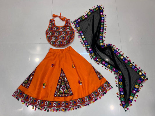 Lehenga de célébration Navratri orange design triangle en soie artificielle avec pampilles multicolores enfant