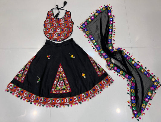 Lehenga de célébration Navratri noir design triangle en soie artificielle avec pampilles multicolores enfant
