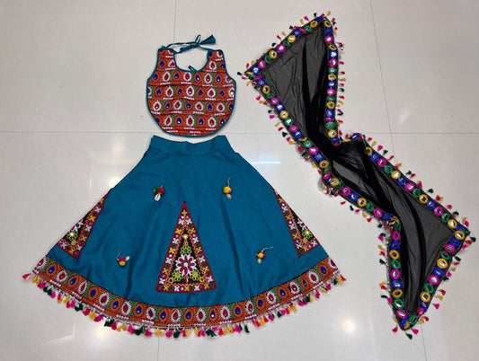 Lehenga de célébration Navratri bleu paon design triangle en soie artificielle avec pampilles multicolores enfant