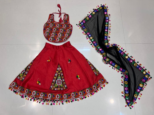 Lehenga de célébration Navratri rouge design triangle en soie artificielle avec pampilles multicolores enfant