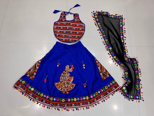 Lehenga de célébration Navratri bleu électrique design danseuse en soie artificielle avec pampilles multicolores enfant