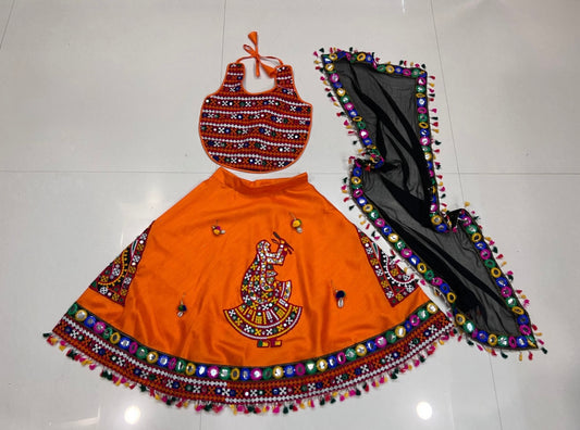 Lehenga de célébration Navratri orange design danseuse en soie artificielle avec pampilles multicolores enfant