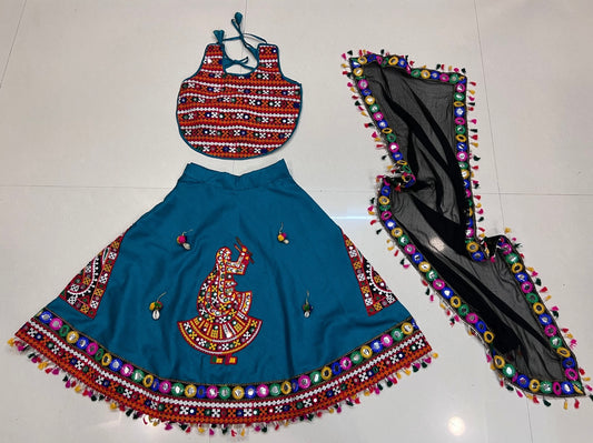 Lehenga de célébration Navratri bleu paon design danseuse en soie artificielle avec pampilles multicolores enfant