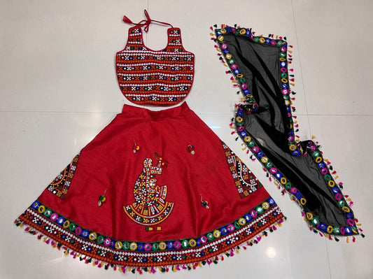 Lehenga de célébration Navratri rouge design danseuse en soie artificielle avec pampilles multicolores enfant