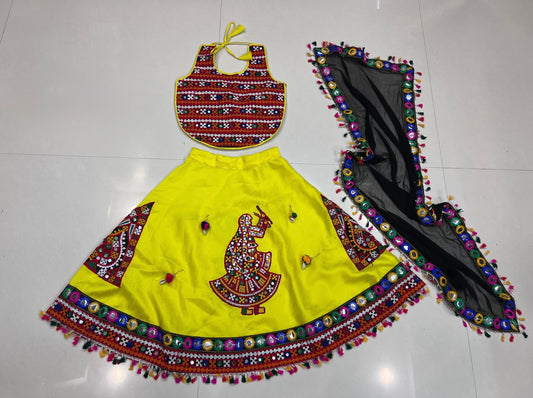 Lehenga de célébration Navratri jaune fluo design danseuse en soie artificielle avec pampilles multicolores enfant