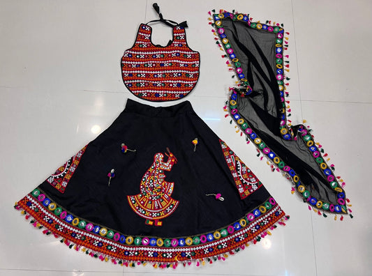 Lehenga de célébration Navratri noir design danseuse en soie artificielle avec pampilles multicolores enfant