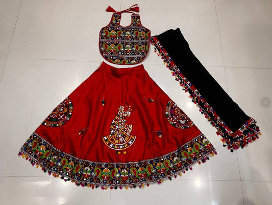 Lehenga de célébration Navratri rouge noir design danseuse en soie artificielle avec pampilles multicolores enfant