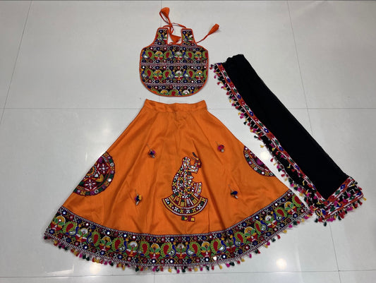 Lehenga de célébration Navratri orange noir design danseuse en soie artificielle avec pampilles multicolores enfant