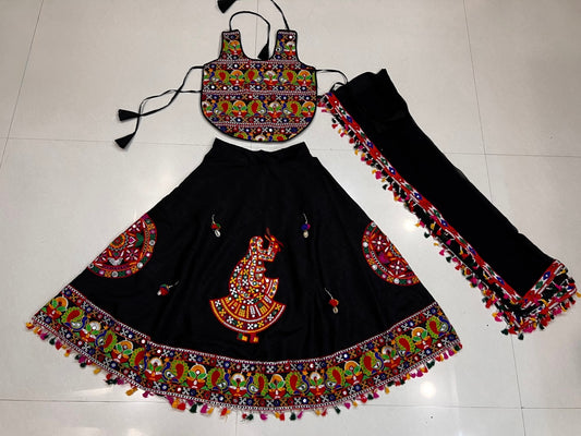 Lehenga de célébration Navratri noir design danseuse en soie artificielle avec pampilles multicolores enfant