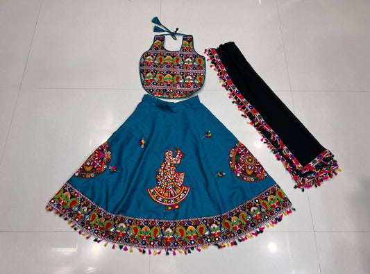 Lehenga de célébration Navratri bleu paon noir design danseuse en soie artificielle avec pampilles multicolores enfant