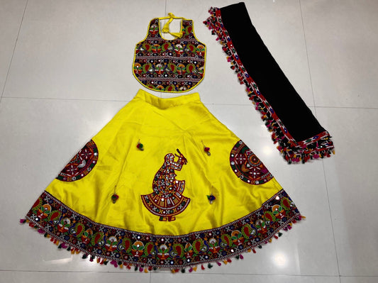 Lehenga de célébration Navratri bleu jaune noir design danseuse en soie artificielle avec pampilles multicolores enfant