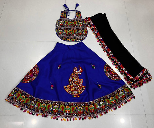 Lehenga de célébration Navratri bleu électrique noir design danseuse en soie artificielle avec pampilles multicolores enfant