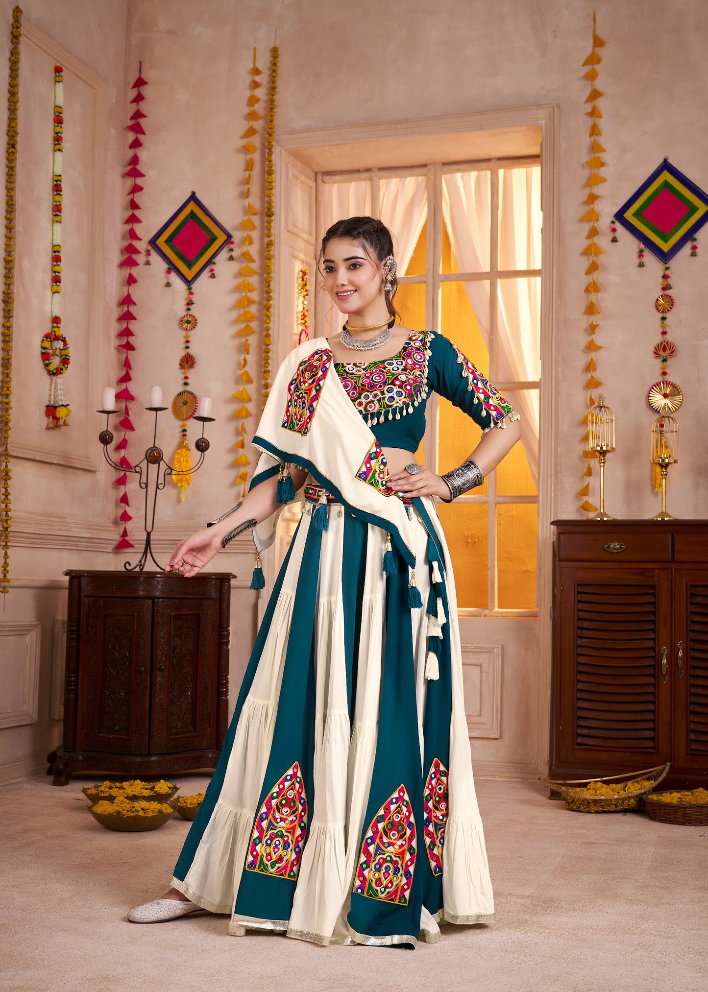 Lehenga de Navratri blanc et vert foncé rayé en viscose coton avec patchwork kutchi