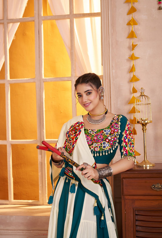 Lehenga de Navratri blanc et vert foncé rayé en viscose coton avec patchwork kutchi
