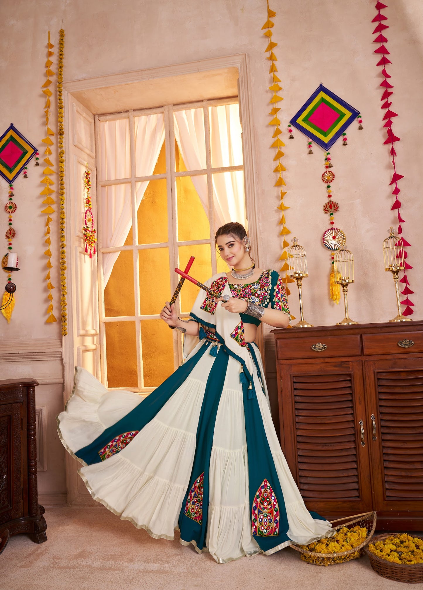 Lehenga de Navratri blanc et vert foncé rayé en viscose coton avec patchwork kutchi