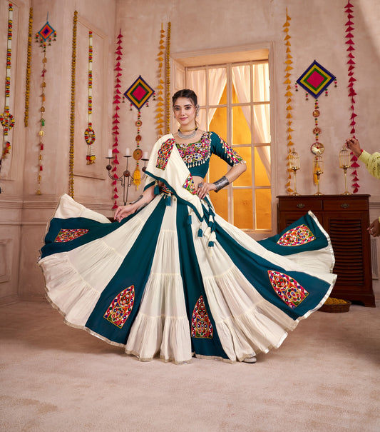 Lehenga de Navratri blanc et vert foncé rayé en viscose coton avec patchwork kutchi
