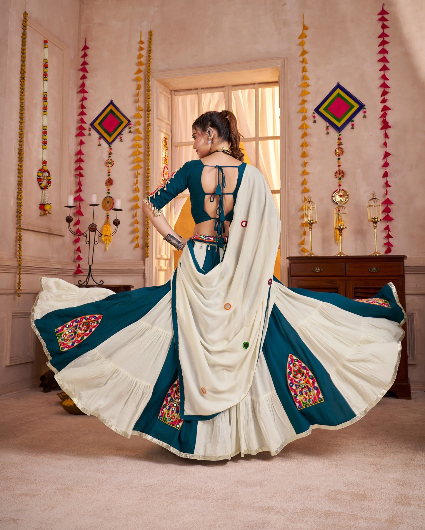 Lehenga de Navratri blanc et vert foncé rayé en viscose coton avec patchwork kutchi