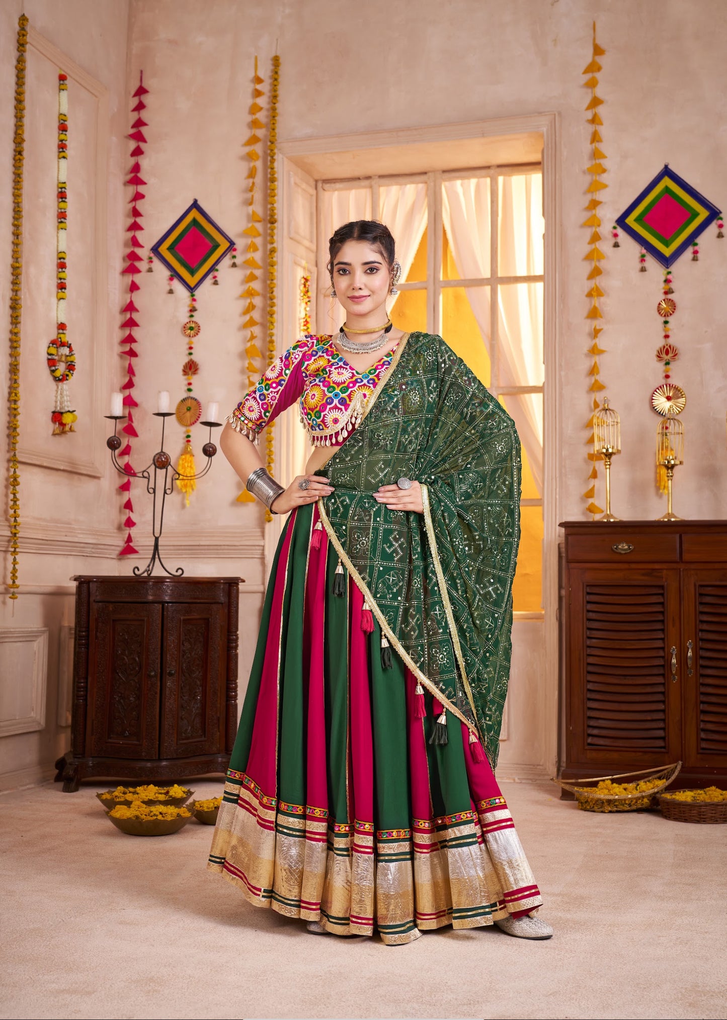 Lehenga de Navratri rouge et vert foncé rayé en viscose coton avec travail kutchi