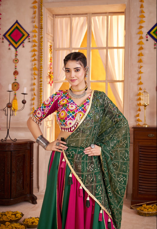 Lehenga de Navratri rouge et vert foncé rayé en viscose coton avec travail kutchi