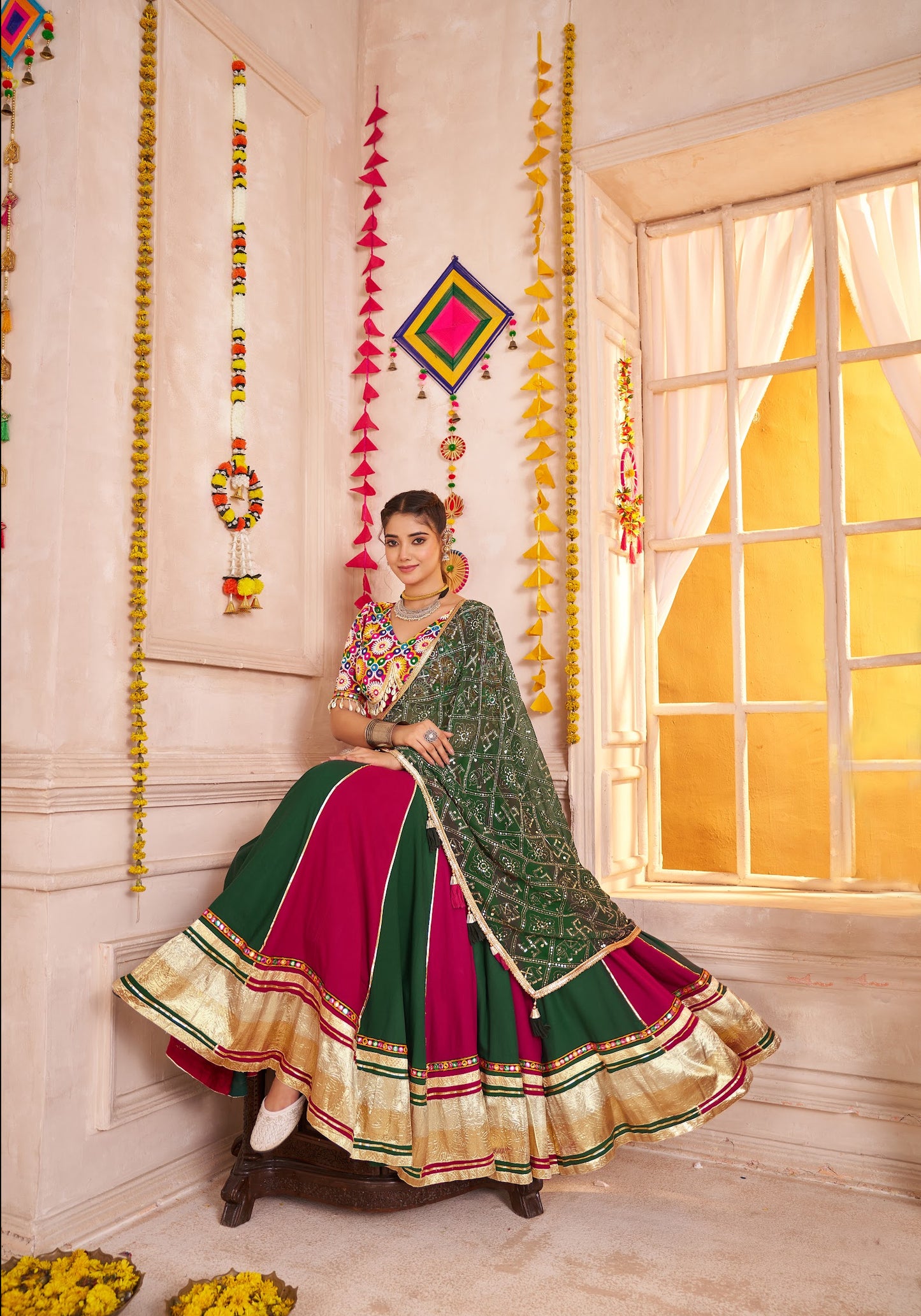 Lehenga de Navratri rouge et vert foncé rayé en viscose coton avec travail kutchi