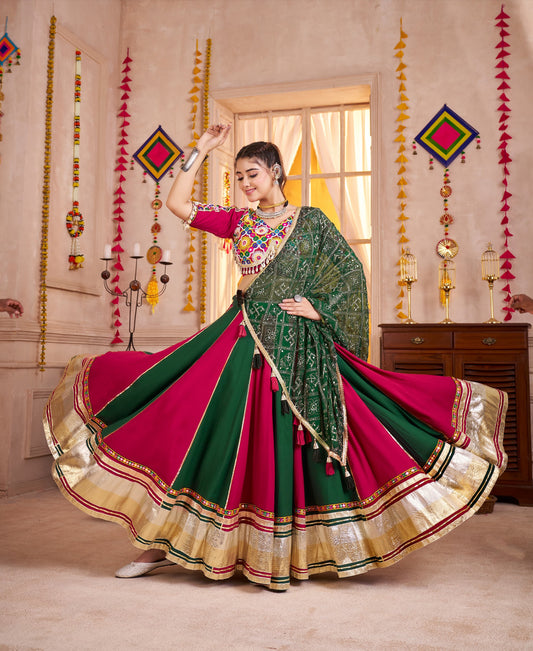 Lehenga de Navratri rouge et vert foncé rayé en viscose coton avec travail kutchi
