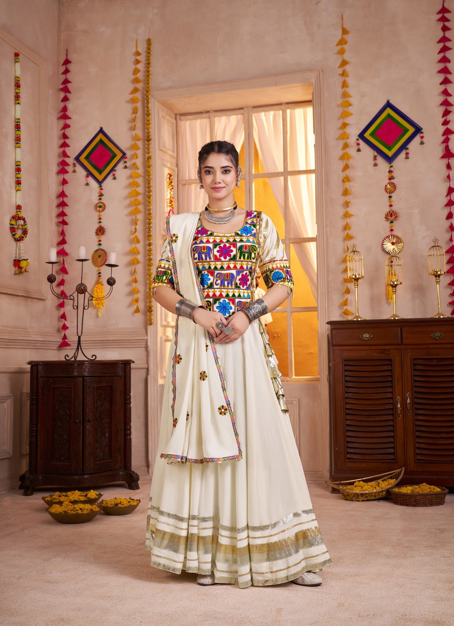 Lehenga de Navratri blanc crème multicolore en viscose coton avec travail kutchi