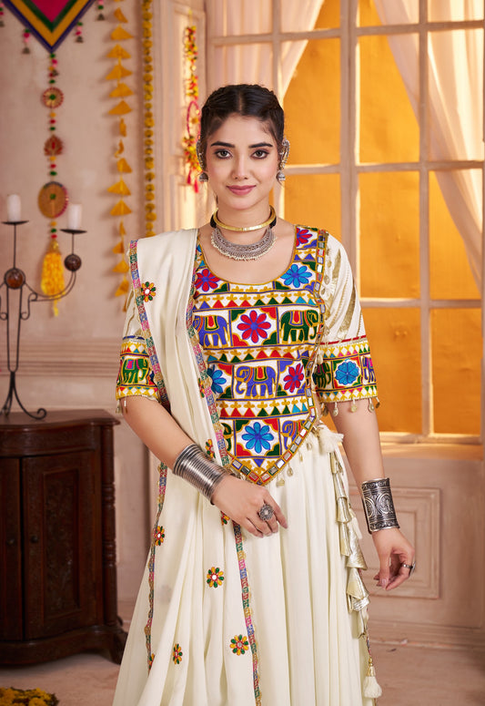 Lehenga de Navratri blanc crème multicolore en viscose coton avec travail kutchi