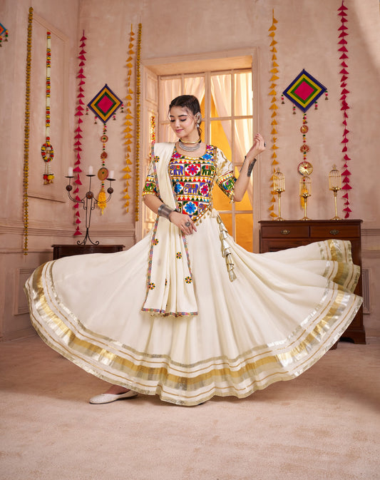 Lehenga de Navratri blanc crème multicolore en viscose coton avec travail kutchi