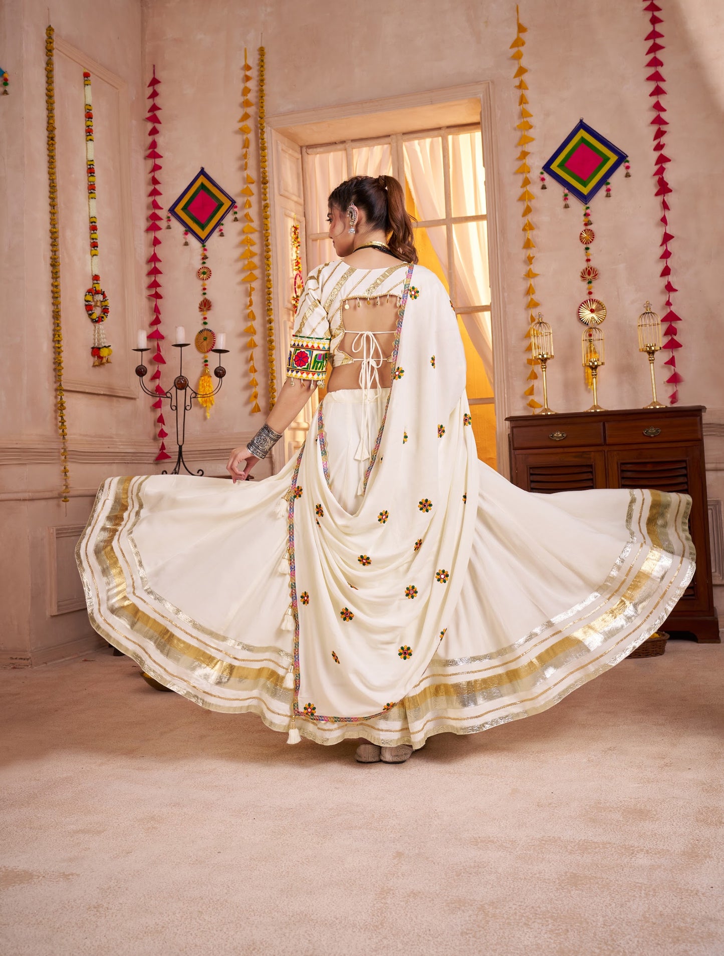 Lehenga de Navratri blanc crème multicolore en viscose coton avec travail kutchi