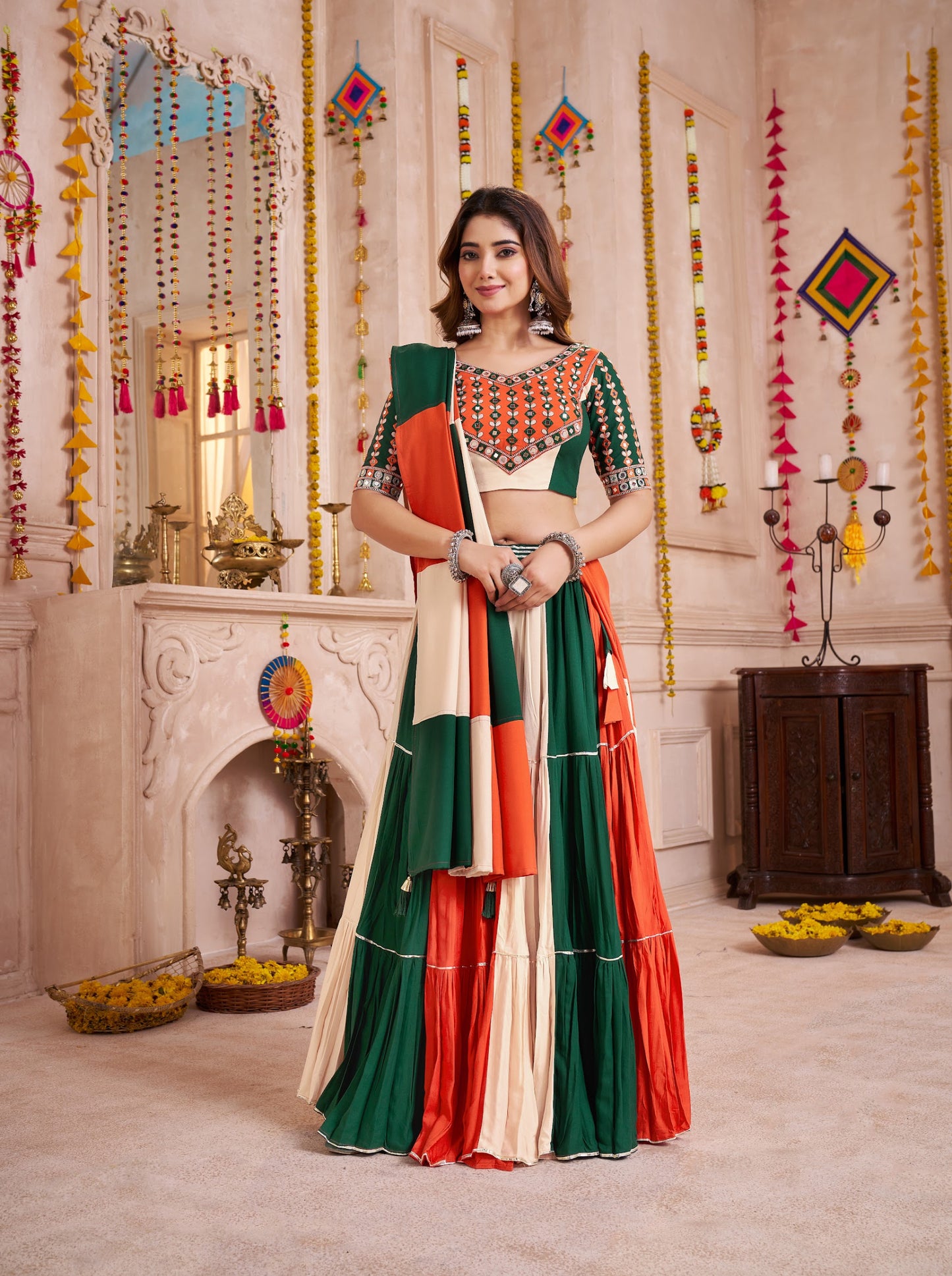 Lehenga de Navratri orange vert et crème multicolore en viscose coton avec travail kutchi