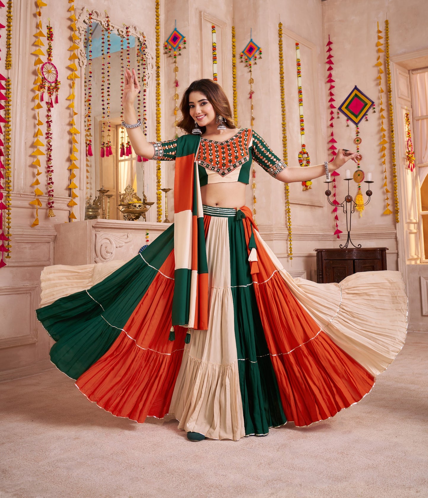 Lehenga de Navratri orange vert et crème multicolore en viscose coton avec travail kutchi