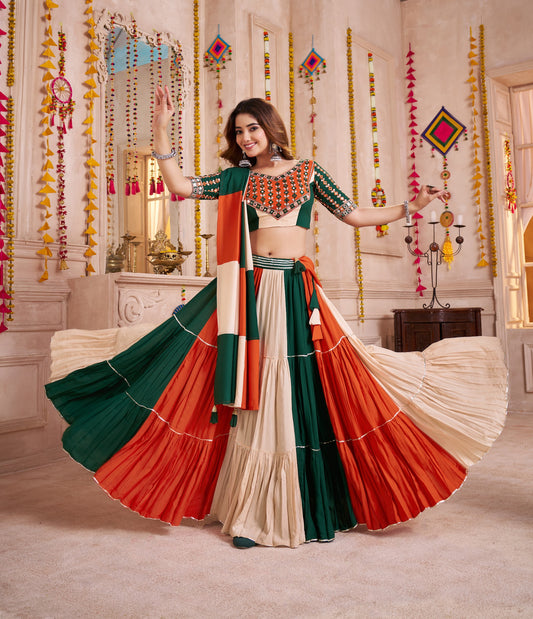 Lehenga de Navratri orange vert et crème multicolore en viscose coton avec travail kutchi