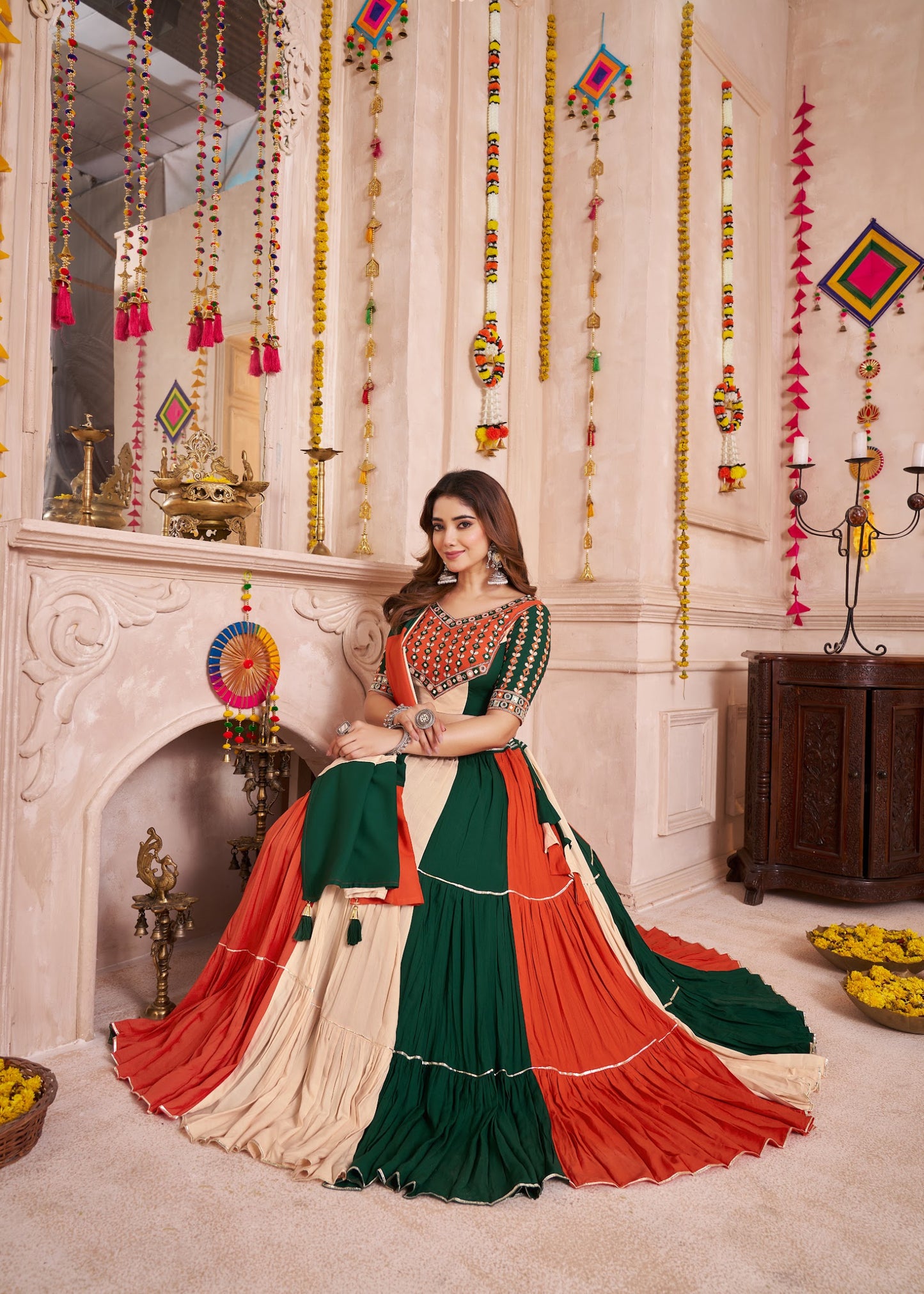 Lehenga de Navratri orange vert et crème multicolore en viscose coton avec travail kutchi