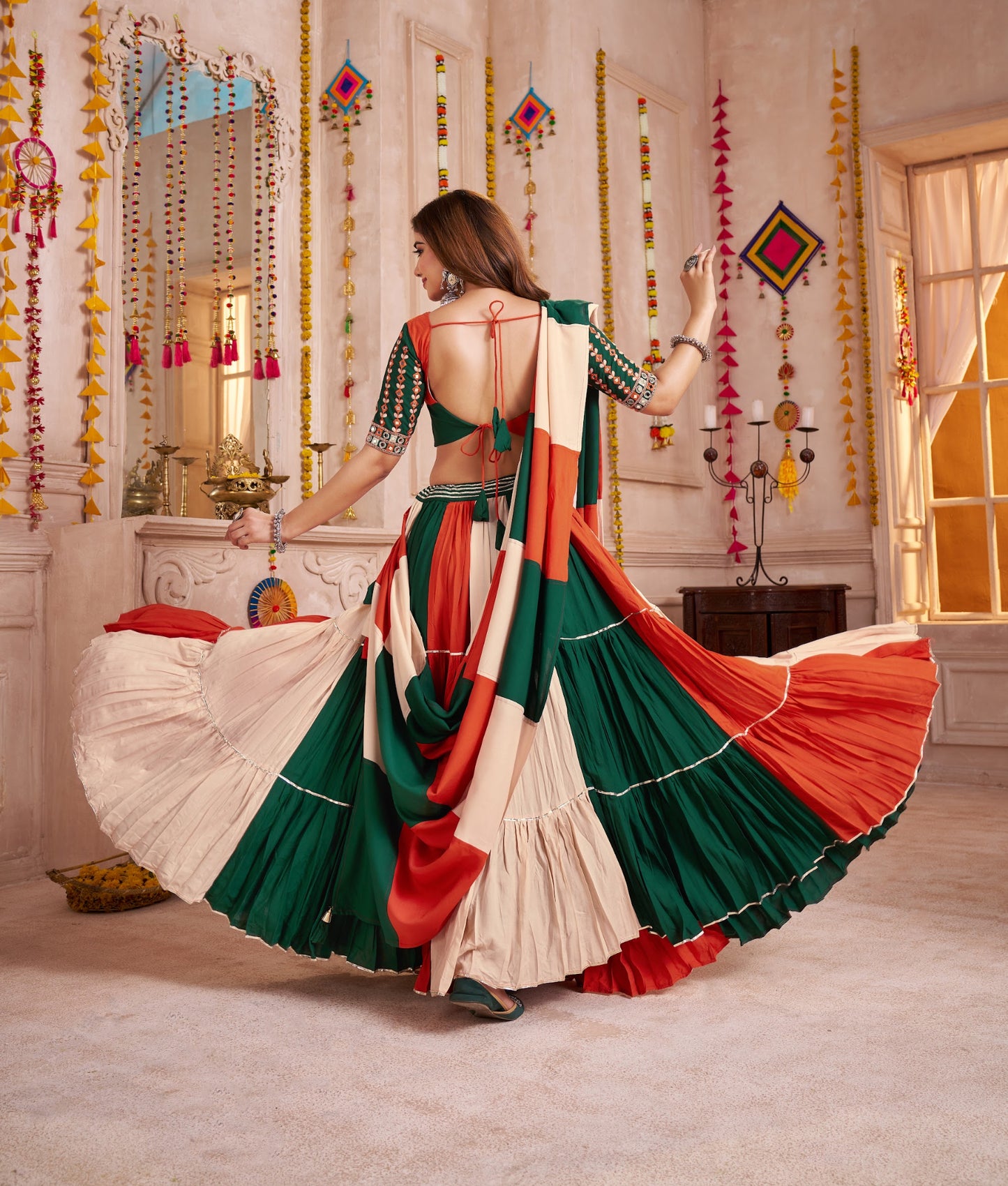 Lehenga de Navratri orange vert et crème multicolore en viscose coton avec travail kutchi