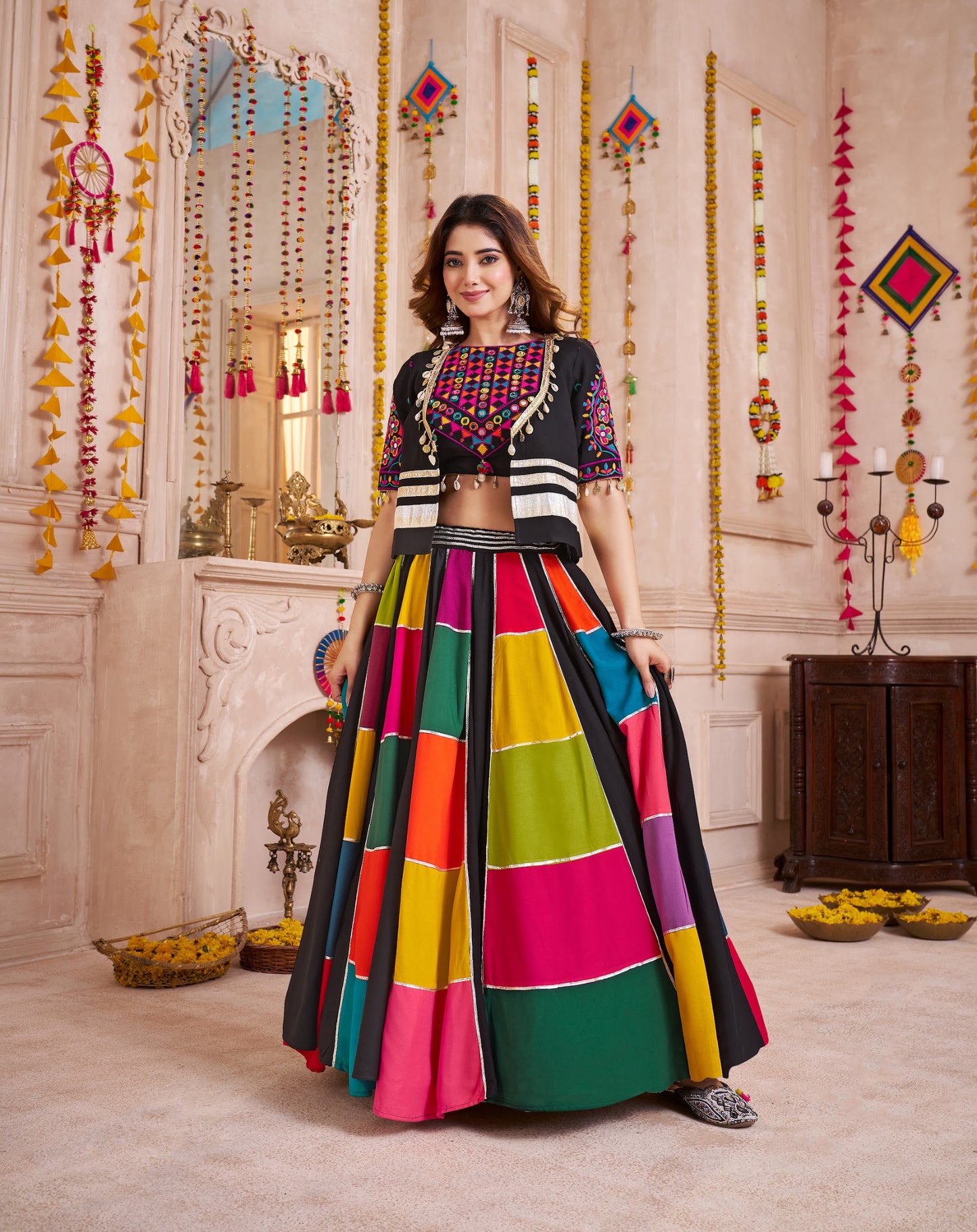 Lehenga de Navratri noir multicolore en viscose coton avec travail kutchi