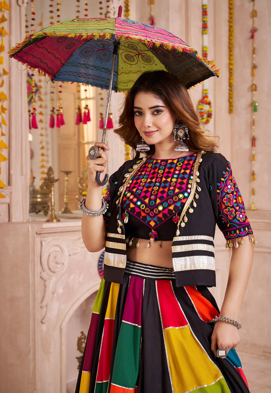 Lehenga de Navratri noir multicolore en viscose coton avec travail kutchi