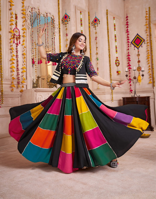 Lehenga de Navratri noir multicolore en viscose coton avec travail kutchi