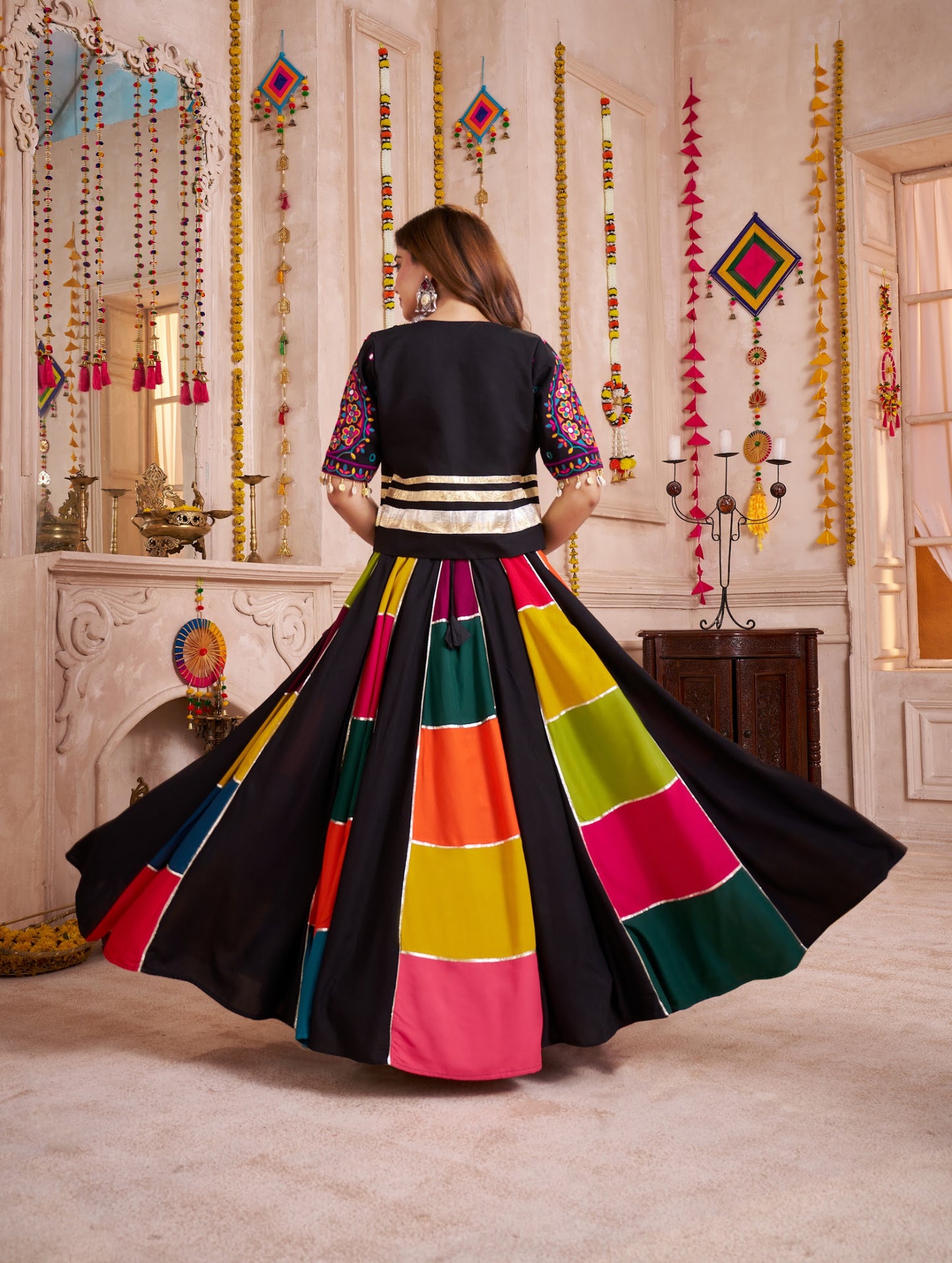 Lehenga de Navratri noir multicolore en viscose coton avec travail kutchi