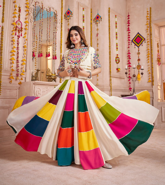 Lehenga de Navratri blanc multicolore en viscose coton avec travail kutchi