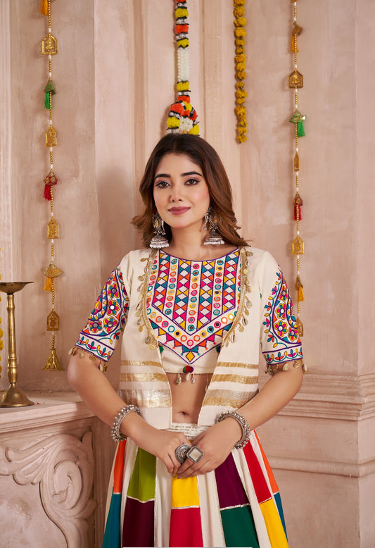 Lehenga de Navratri blanc multicolore en viscose coton avec travail kutchi