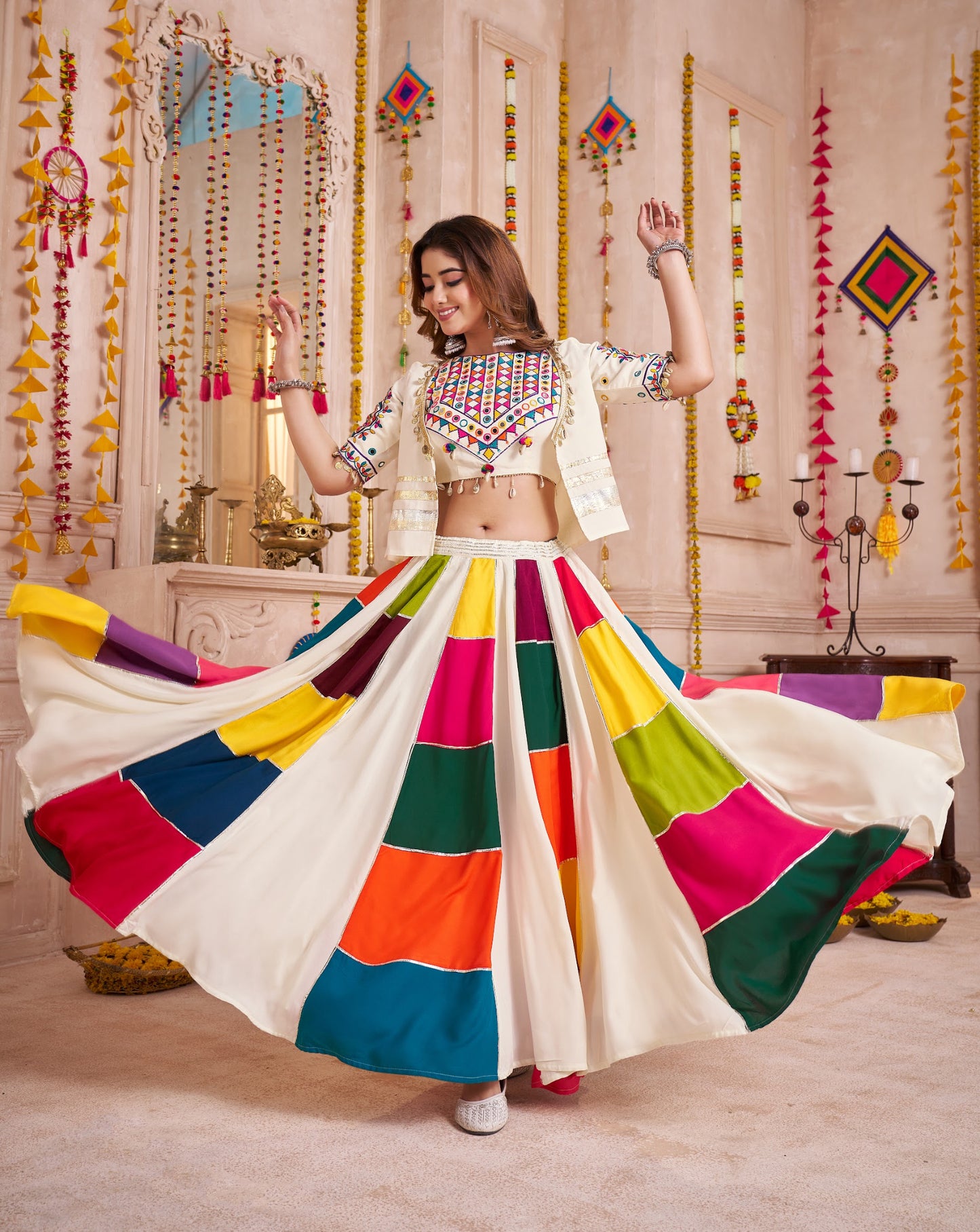 Lehenga de Navratri blanc multicolore en viscose coton avec travail kutchi