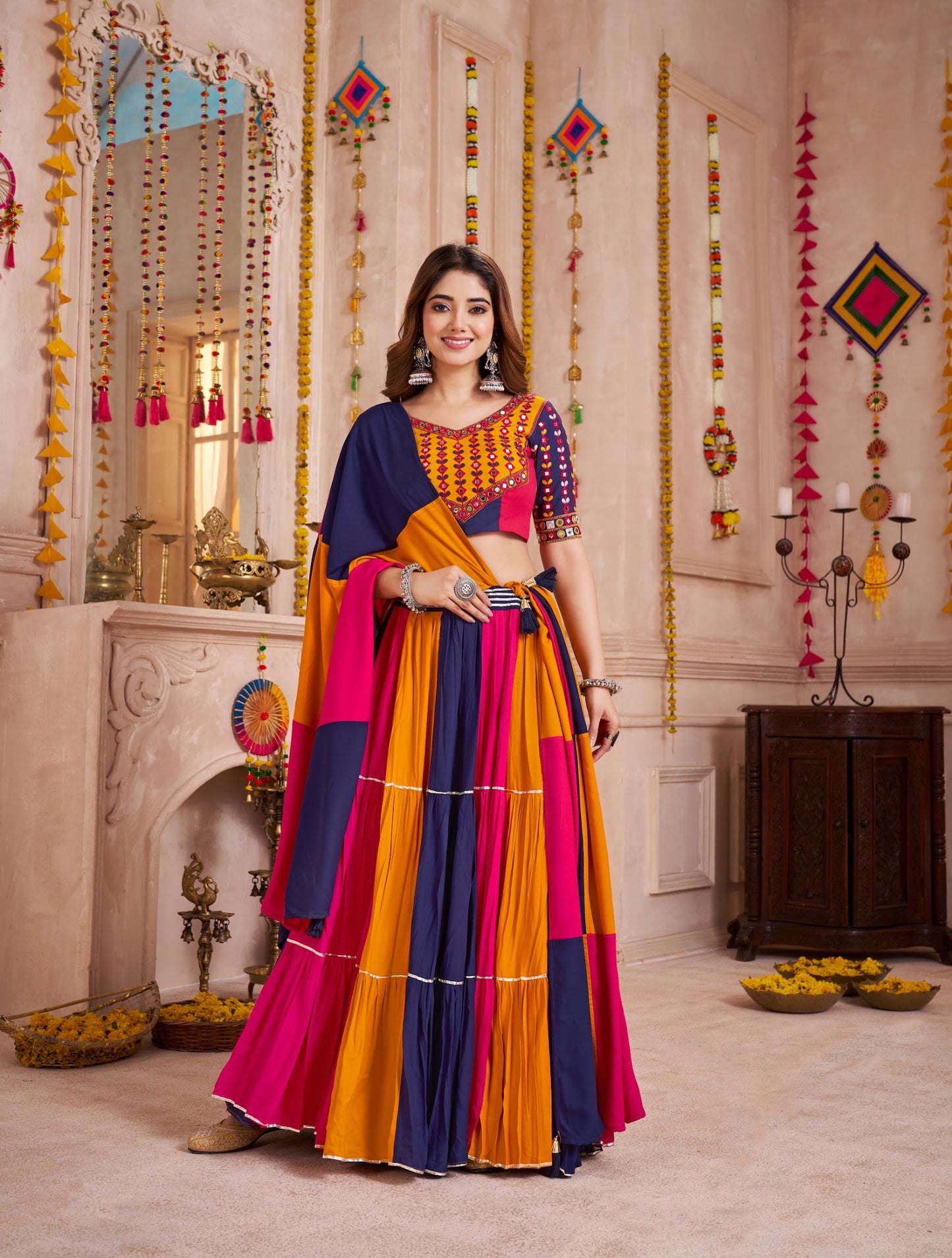 Lehenga de Navratri orange rose violet multicolore en viscose coton avec travail kutchi