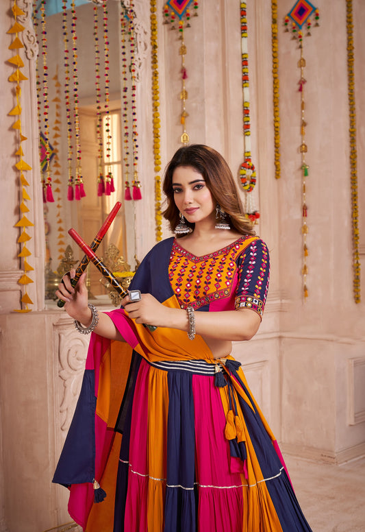 Lehenga de Navratri orange rose violet multicolore en viscose coton avec travail kutchi