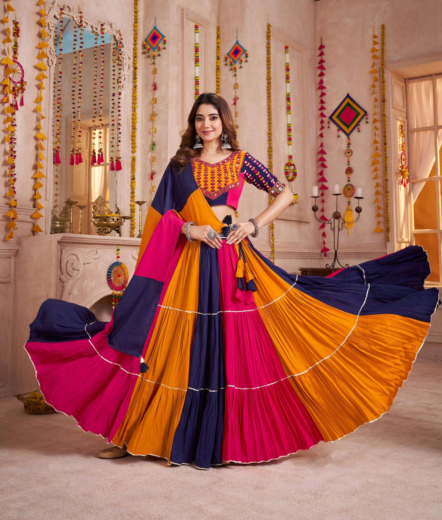 Lehenga de Navratri orange rose violet multicolore en viscose coton avec travail kutchi